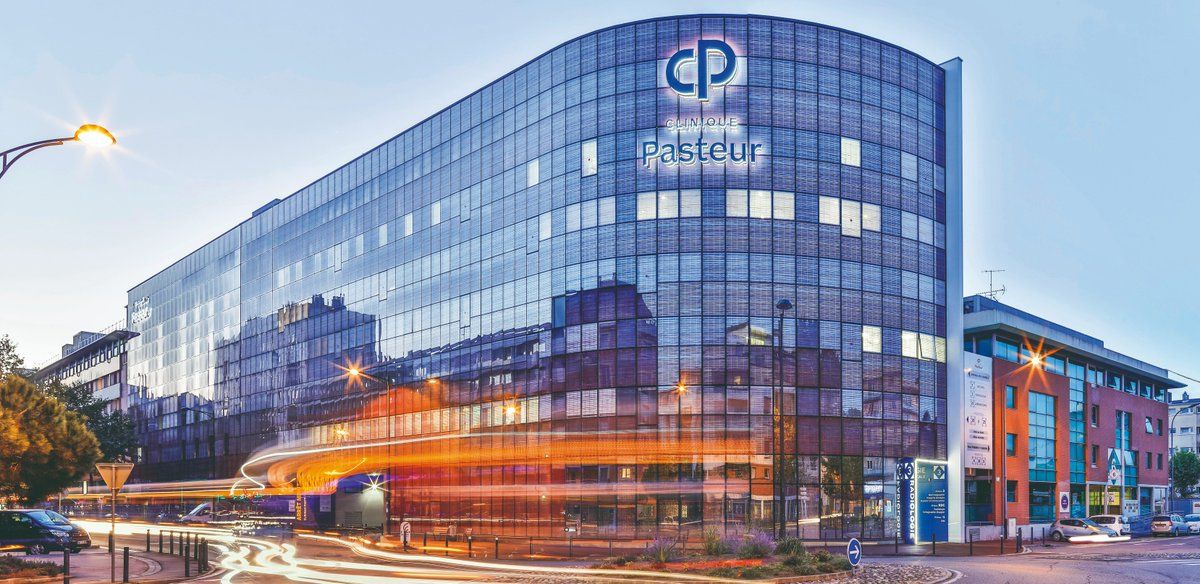 La façade vitrée de la Clinique Pasteur à Toulouse