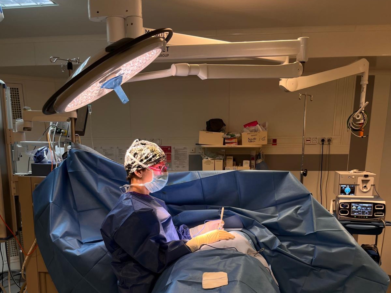 Le Dr Le Gall au bloc opératoire, sous le scialytique