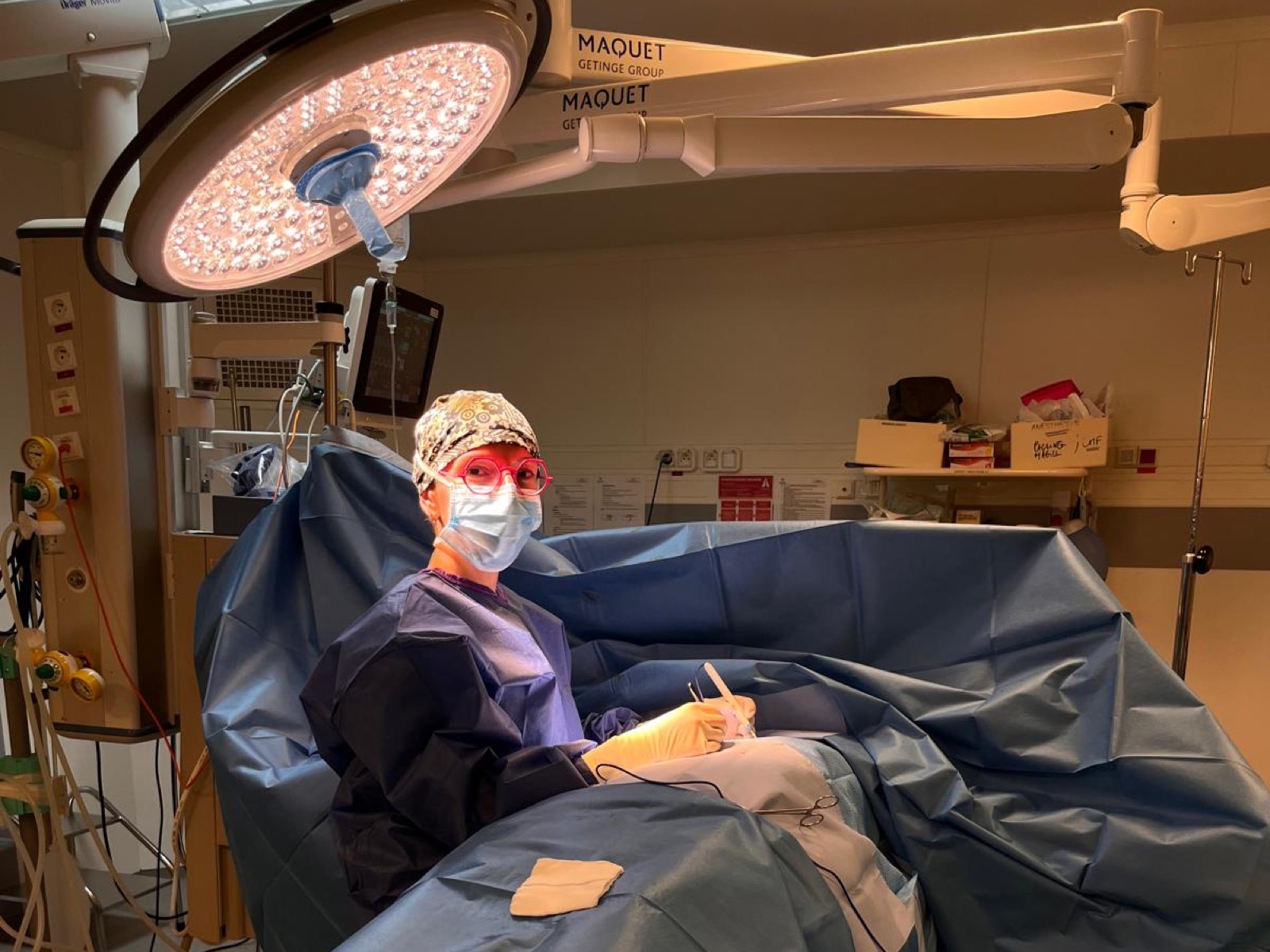 Le Dr Le Gall au bloc opératoire de la Clinique Pasteur
