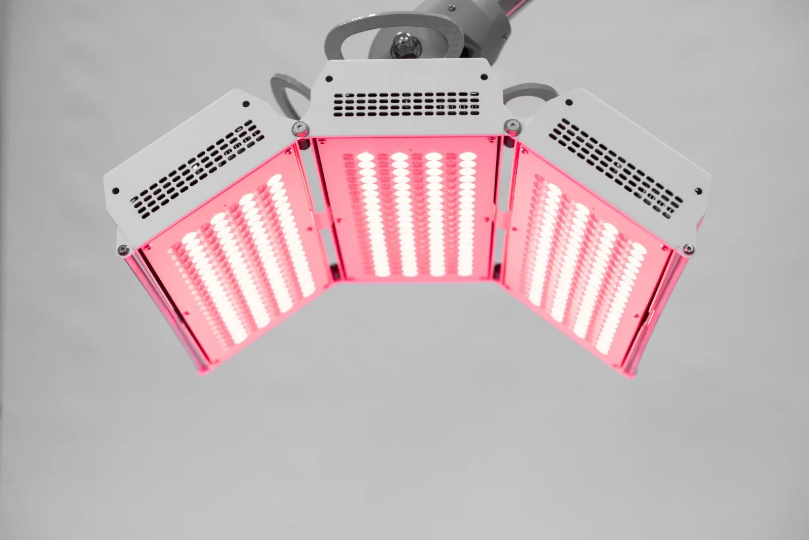 Les trois panneaux de LED de l'appareil, allumés en lumière rouge