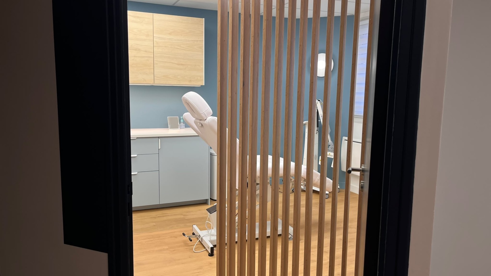 Une salle de soins du cabinet, vue à travers le claustra